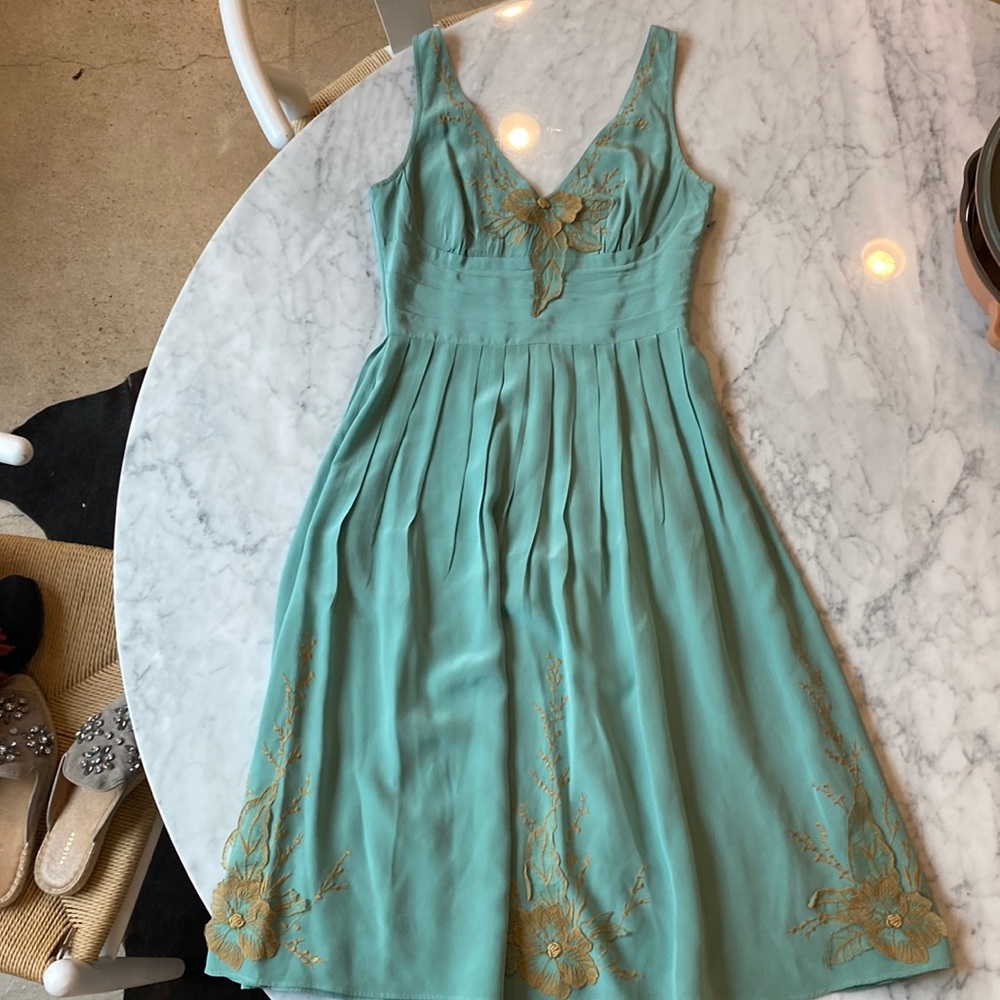 Gorgeous silk dress lightly pleated size 0